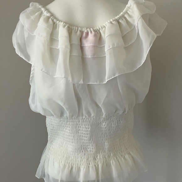 Chic White Ruffled Blouse - Picture 2 of 3